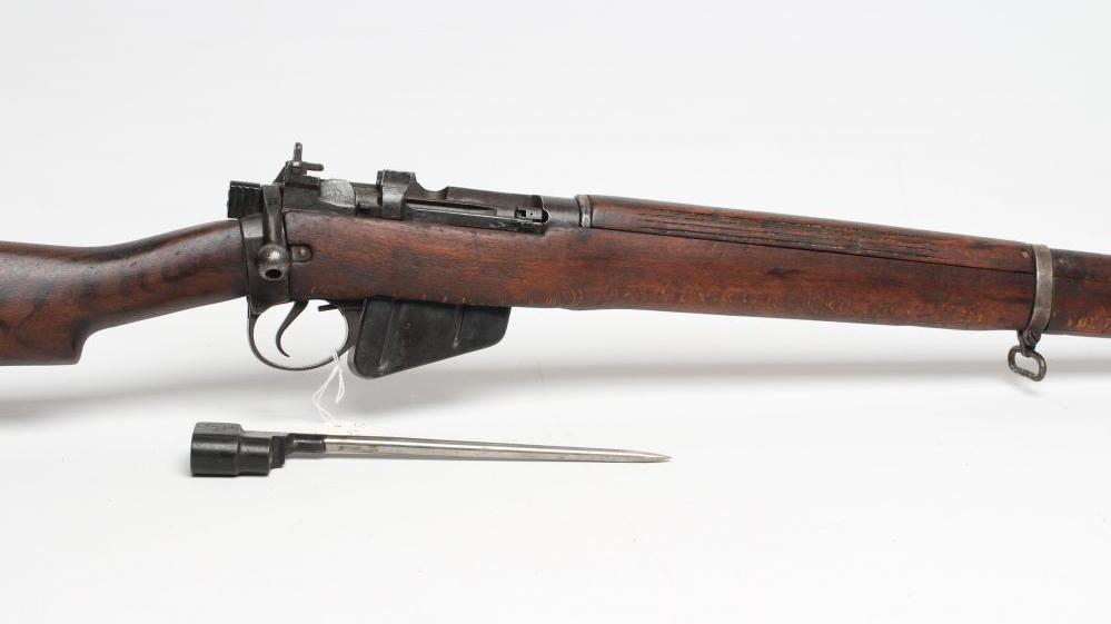 A DEACTIVATED ENFIELD NO.4 MK.1 .303 RIFLE Image