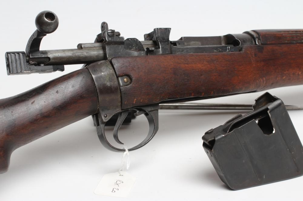 A DEACTIVATED ENFIELD NO.4 MK.1 .303 RIFLE Image