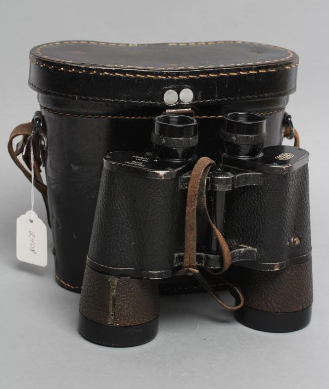 A PAIR OF SECOND WORLD WAR GERMAN OFFICER'S BINOCULARS by E. Leitz Wetzlar Image