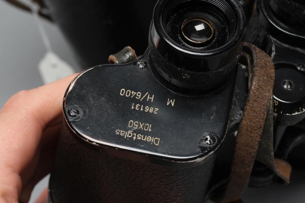 A PAIR OF SECOND WORLD WAR GERMAN OFFICER'S BINOCULARS by E. Leitz Wetzlar Image
