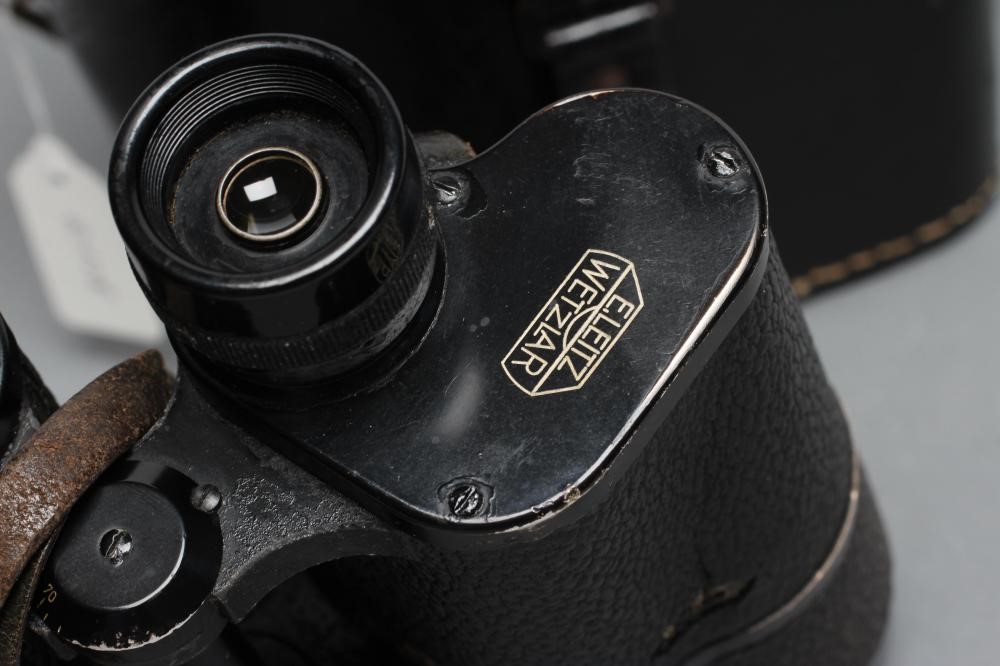 A PAIR OF SECOND WORLD WAR GERMAN OFFICER'S BINOCULARS by E. Leitz Wetzlar Image