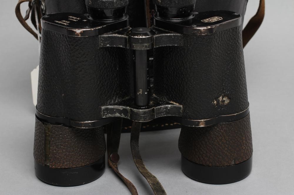 A PAIR OF SECOND WORLD WAR GERMAN OFFICER'S BINOCULARS by E. Leitz Wetzlar Image