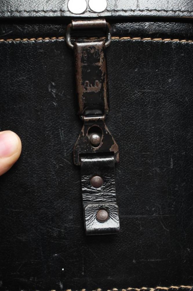 A PAIR OF SECOND WORLD WAR GERMAN OFFICER'S BINOCULARS by E. Leitz Wetzlar Image