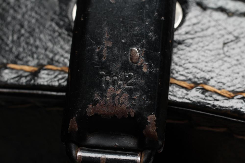 A PAIR OF SECOND WORLD WAR GERMAN OFFICER'S BINOCULARS by E. Leitz Wetzlar Image