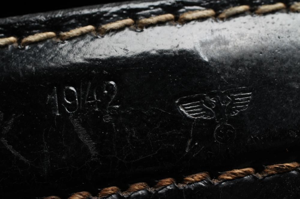 A PAIR OF SECOND WORLD WAR GERMAN OFFICER'S BINOCULARS by E. Leitz Wetzlar Image