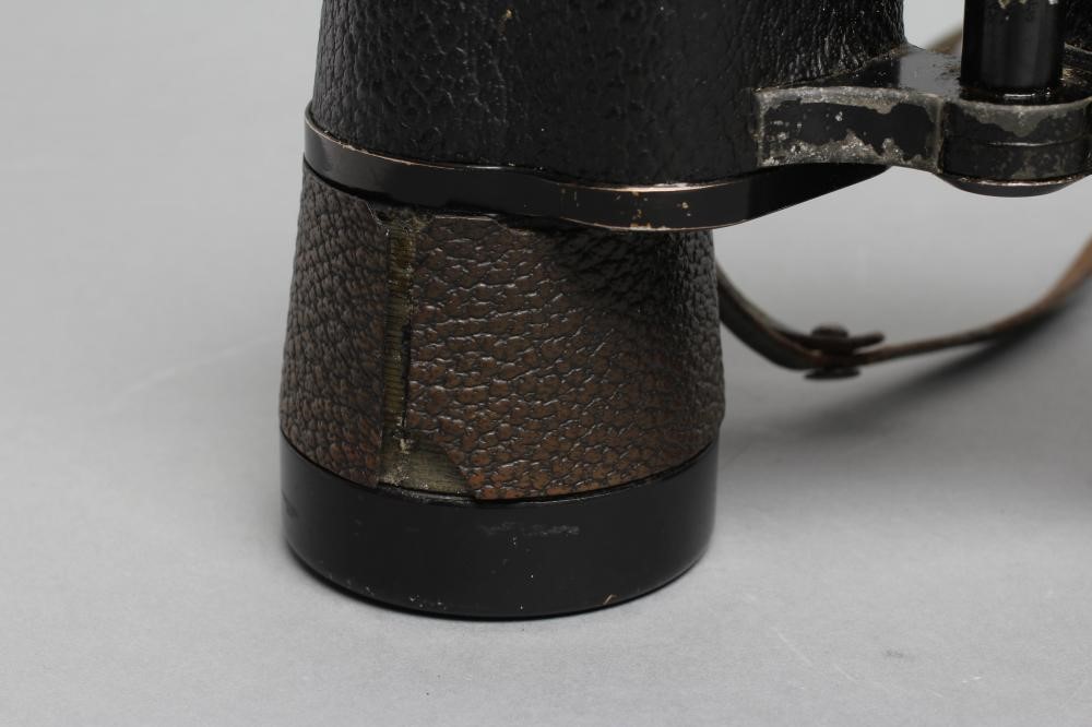 A PAIR OF SECOND WORLD WAR GERMAN OFFICER'S BINOCULARS by E. Leitz Wetzlar Image