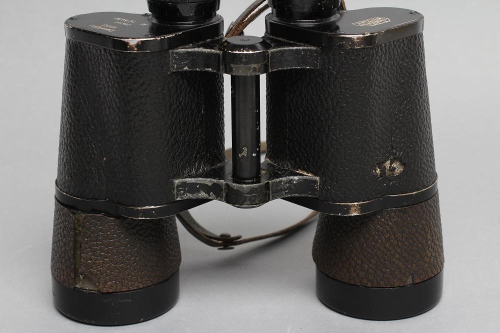 A PAIR OF SECOND WORLD WAR GERMAN OFFICER'S BINOCULARS by E. Leitz Wetzlar Image