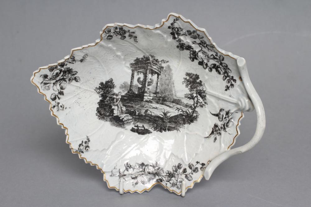 A FIRST PERIOD WORCESTER PORCELAIN LEAF SHAPED DESSERT DISH Image