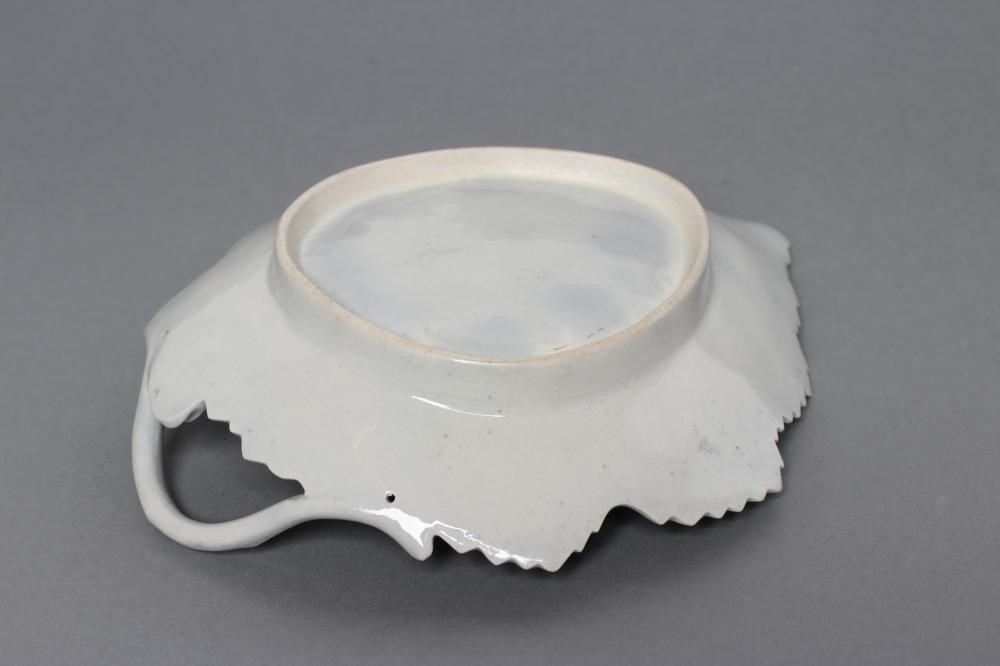 A FIRST PERIOD WORCESTER PORCELAIN LEAF SHAPED DESSERT DISH Image