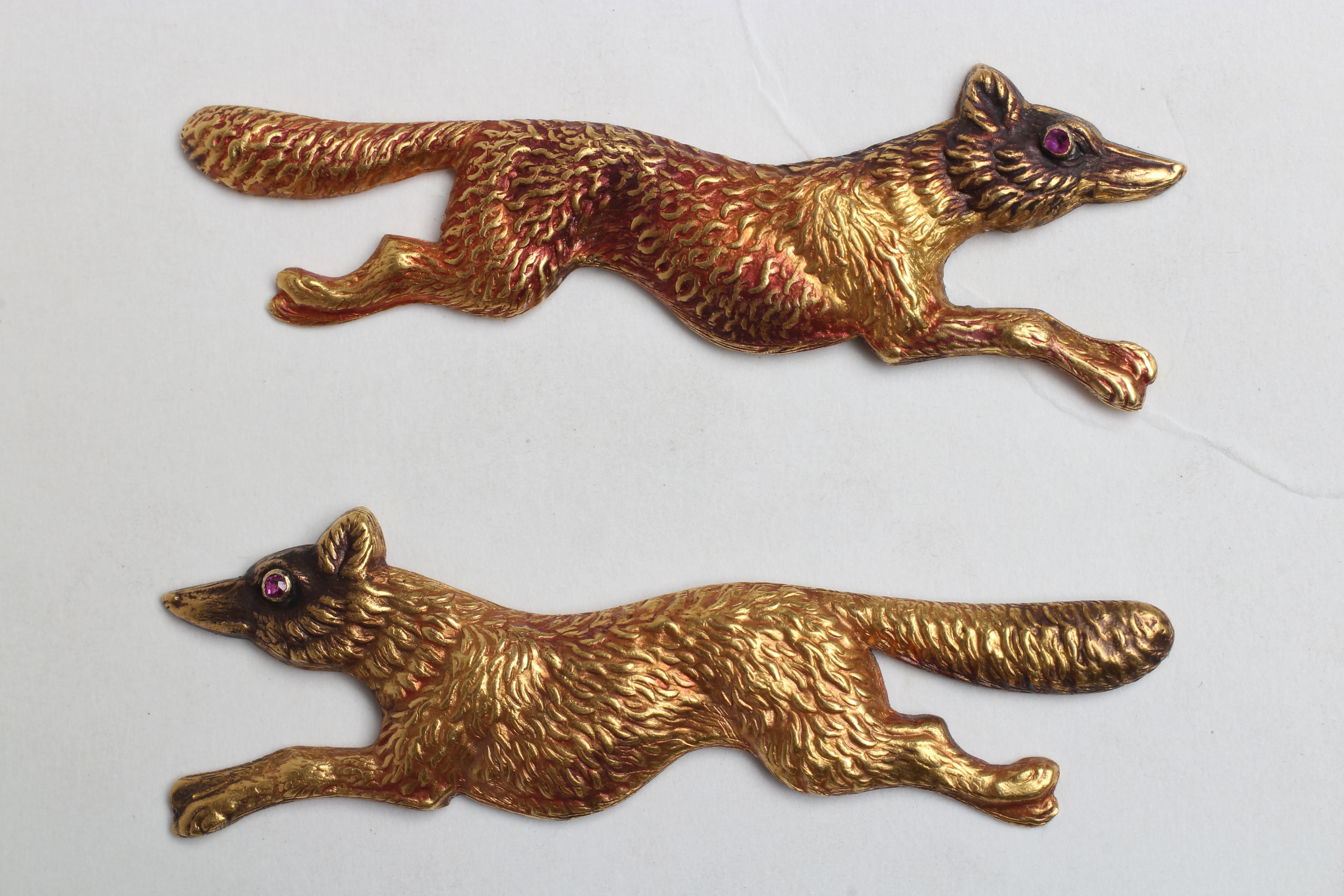 A PAIR OF EAST RIDING YEOMANRY "FOX IN FULL CRY" COLLAR BADGES Image