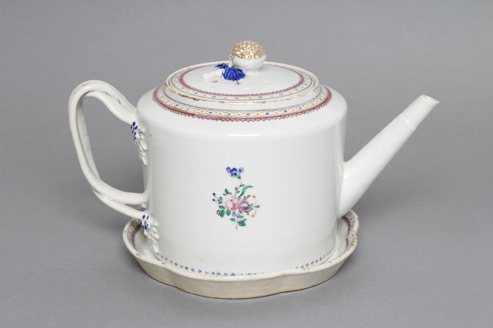 A CHINESE EXPORT PORCELAIN TEAPOT Image