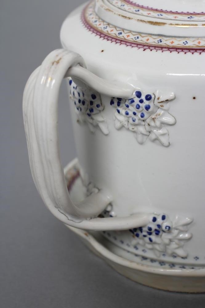 A CHINESE EXPORT PORCELAIN TEAPOT Image