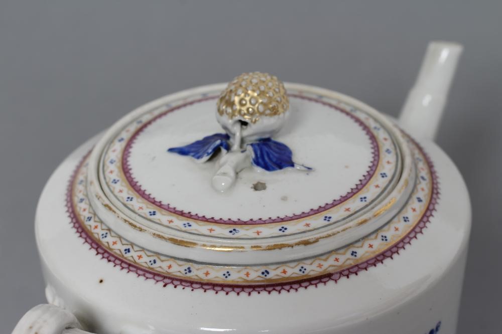 A CHINESE EXPORT PORCELAIN TEAPOT Image
