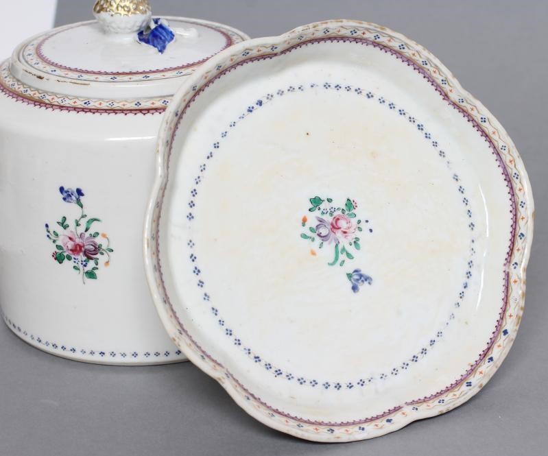 A CHINESE EXPORT PORCELAIN TEAPOT Image