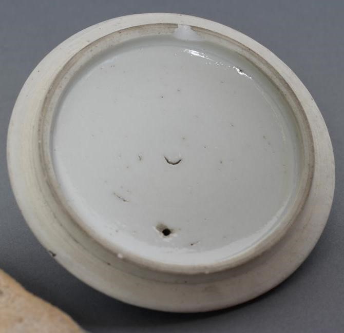 A CHINESE EXPORT PORCELAIN TEAPOT Image