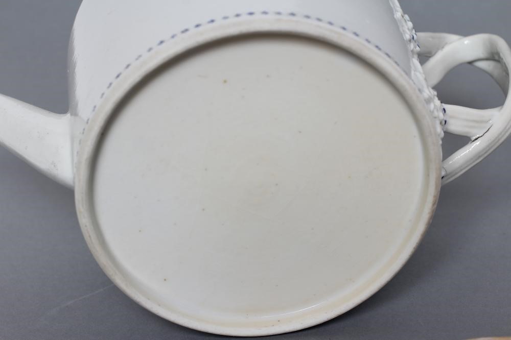 A CHINESE EXPORT PORCELAIN TEAPOT Image