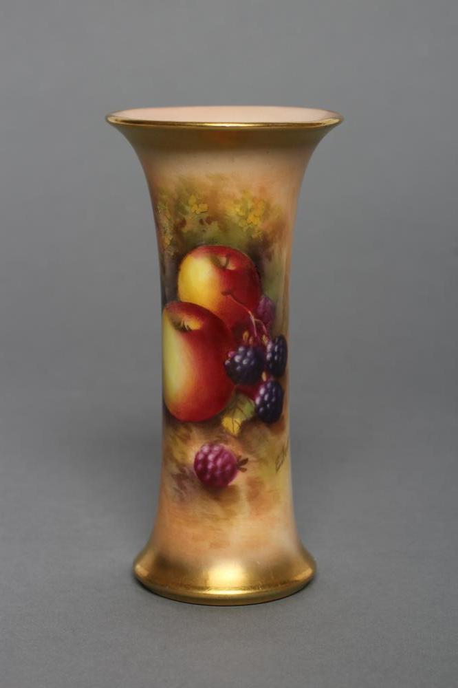 A ROYAL WORCESTER CHINA SMALL VASE Image