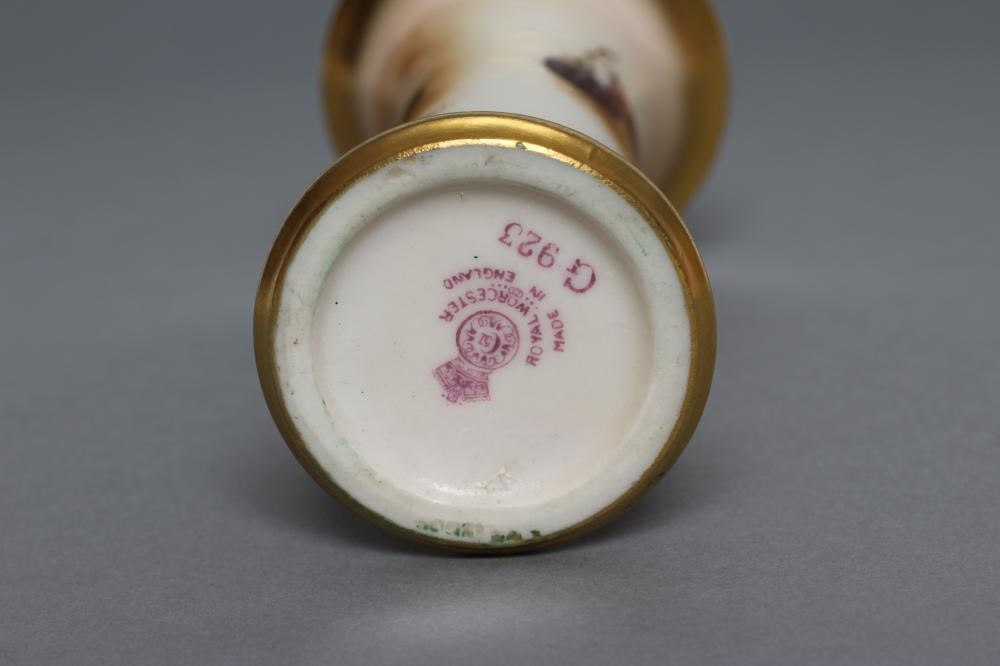 A ROYAL WORCESTER CHINA SMALL VASE Image