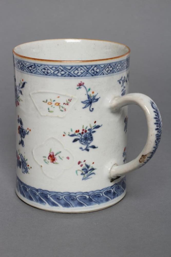 A CHINESE PORCELAIN MUG of plain cylindrical form with pulled handle Image