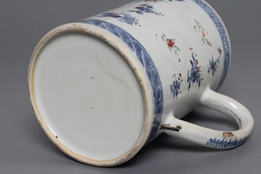 A CHINESE PORCELAIN MUG of plain cylindrical form with pulled handle Image