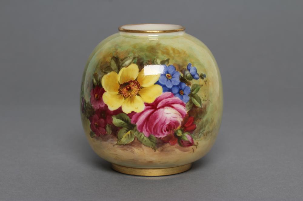 A ROYAL WORCESTER CHINA SMALL VASE Image