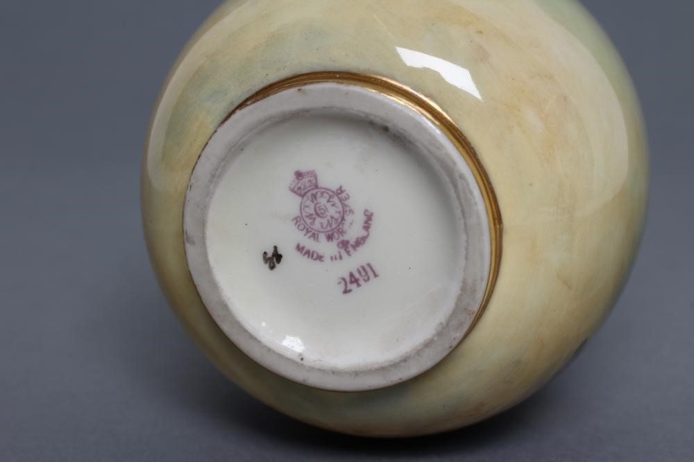 A ROYAL WORCESTER CHINA SMALL VASE Image