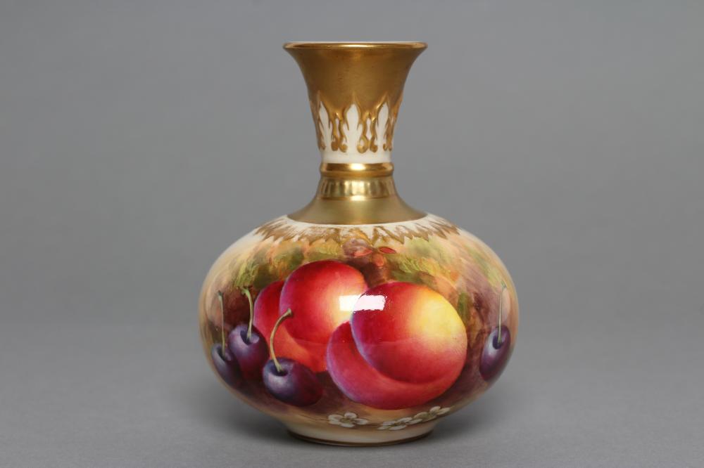 A ROYAL WORCESTER CHINA SMALL VASE Image