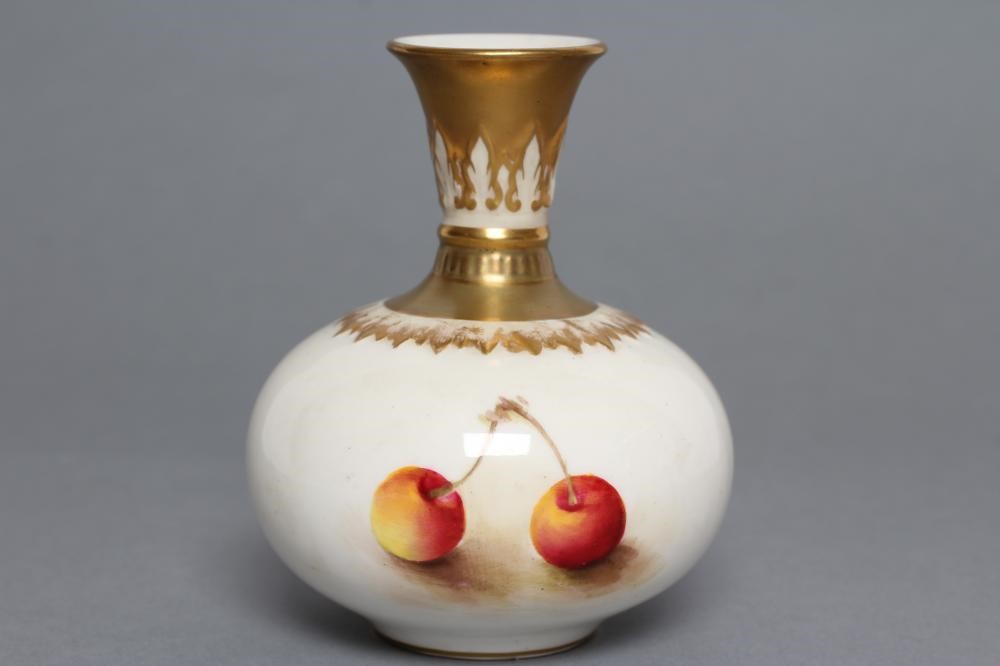 A ROYAL WORCESTER CHINA SMALL VASE Image
