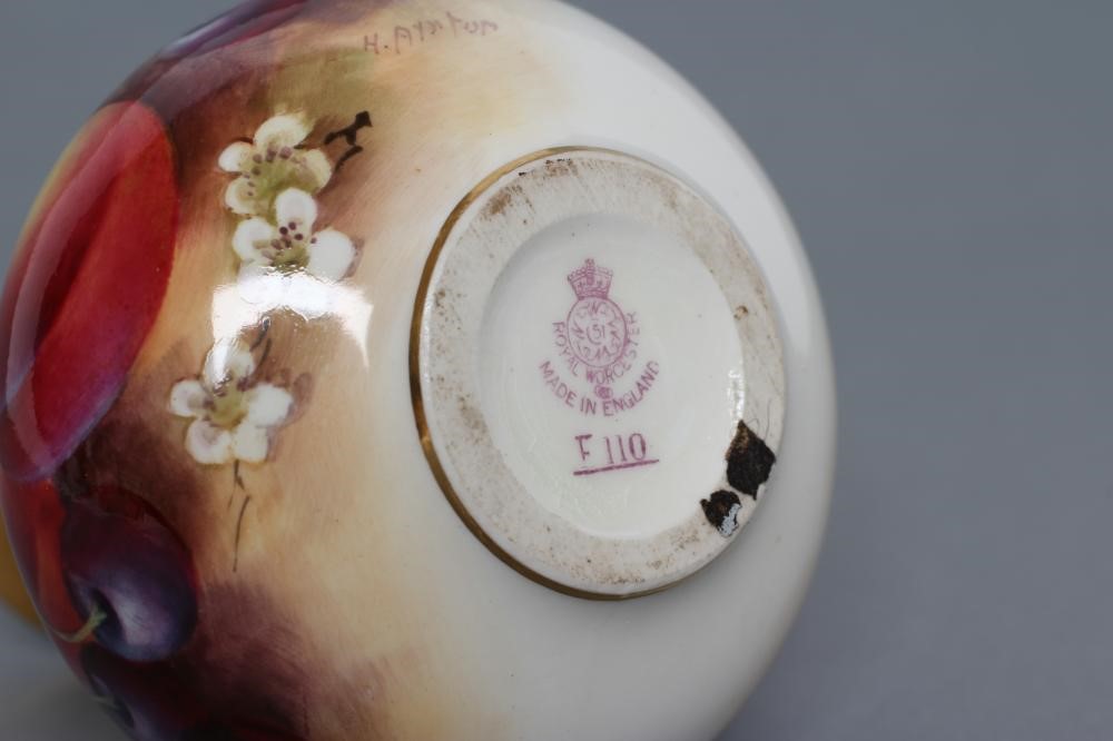 A ROYAL WORCESTER CHINA SMALL VASE Image