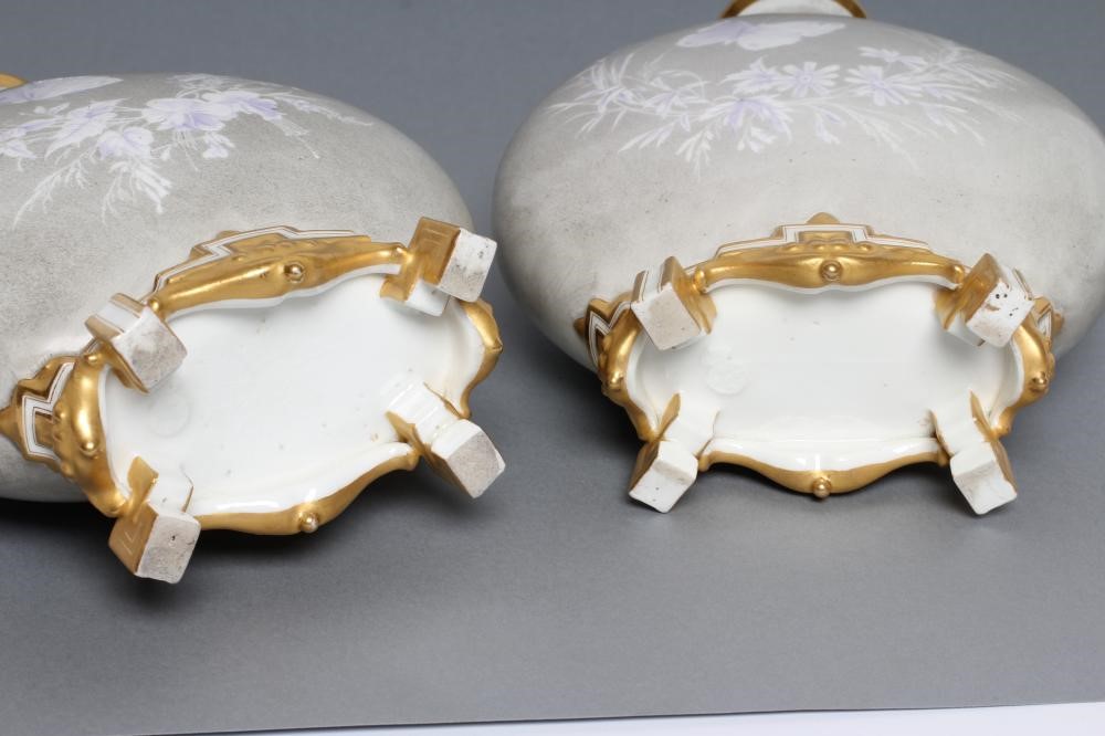 A PAIR OF ROYAL WORCESTER PORCELAIN AESTHETIC MOON FLASKS Image