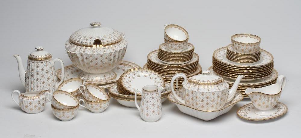 A SPODE CHINA "FLERU DE LYS GOLD" PATTERN DINNER AND TEA SERVICE FOR EIGHT PLACE SETTINGS Image