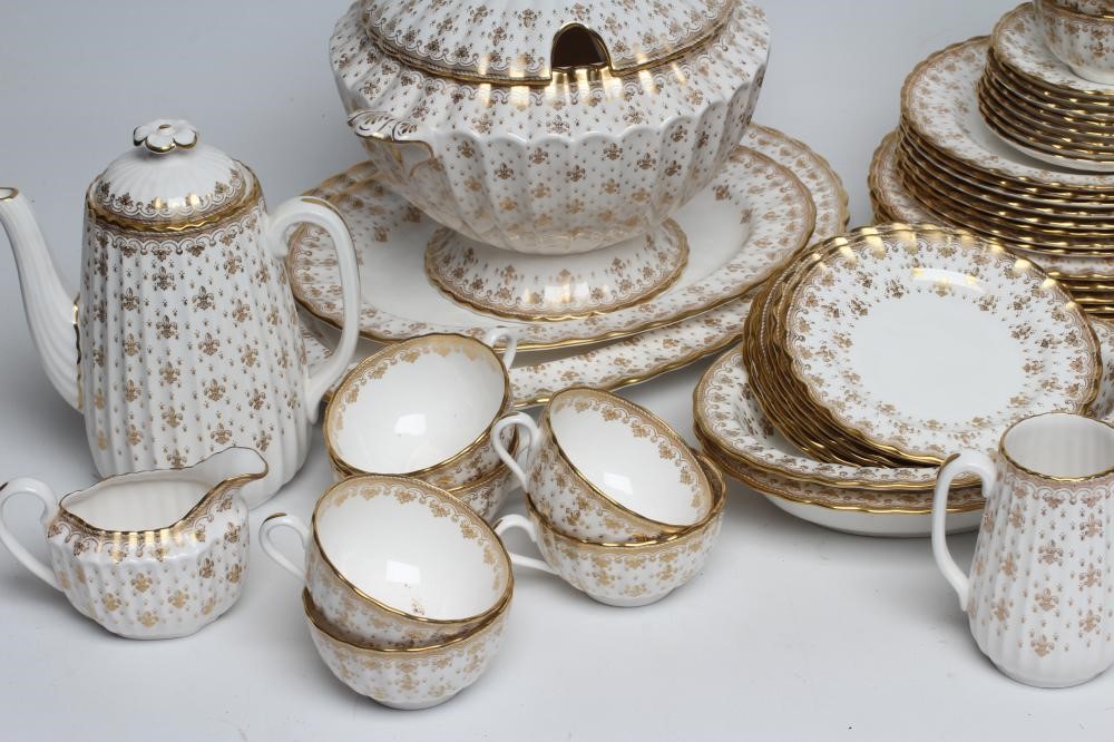 A SPODE CHINA "FLERU DE LYS GOLD" PATTERN DINNER AND TEA SERVICE FOR EIGHT PLACE SETTINGS Image