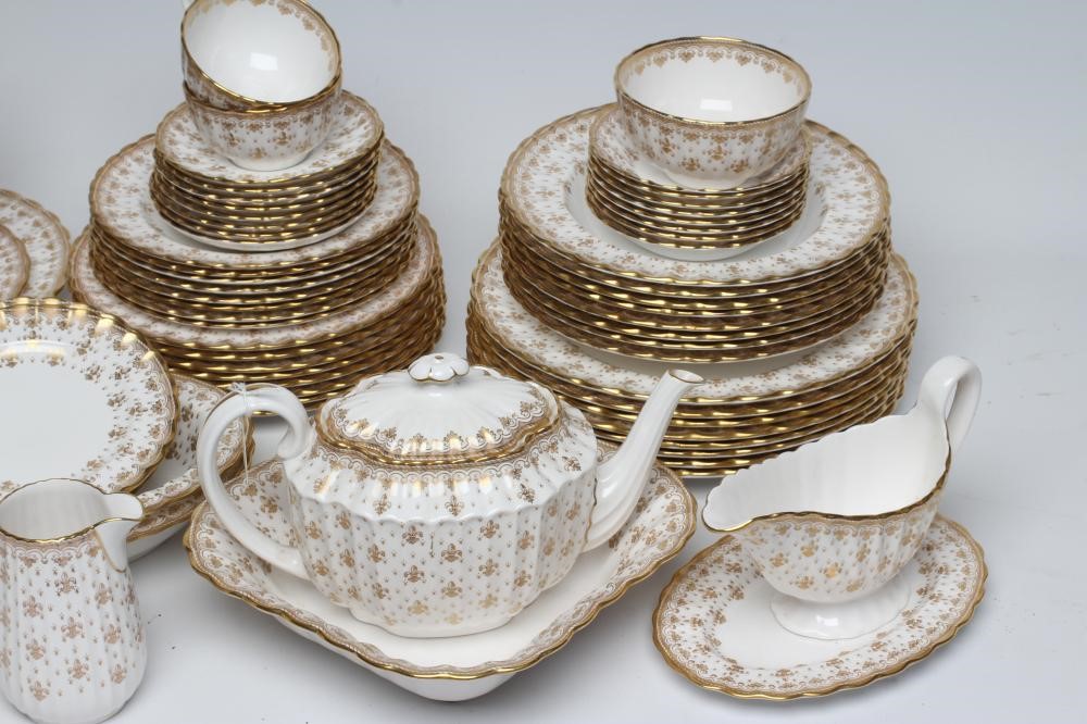 A SPODE CHINA "FLERU DE LYS GOLD" PATTERN DINNER AND TEA SERVICE FOR EIGHT PLACE SETTINGS Image