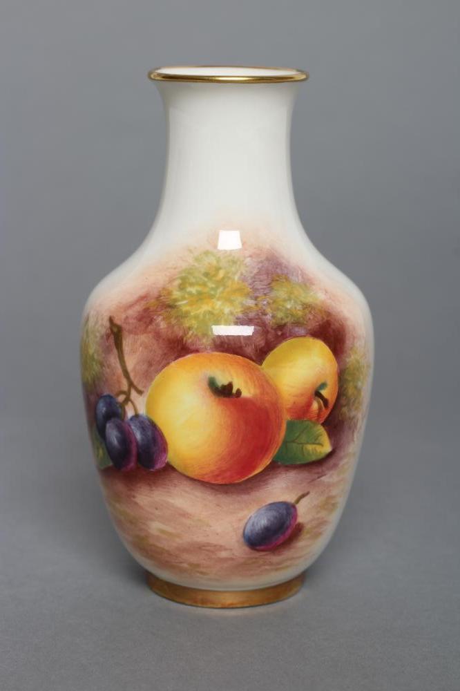A ROYAL WORCESTER CHINA SMALL VASE Image