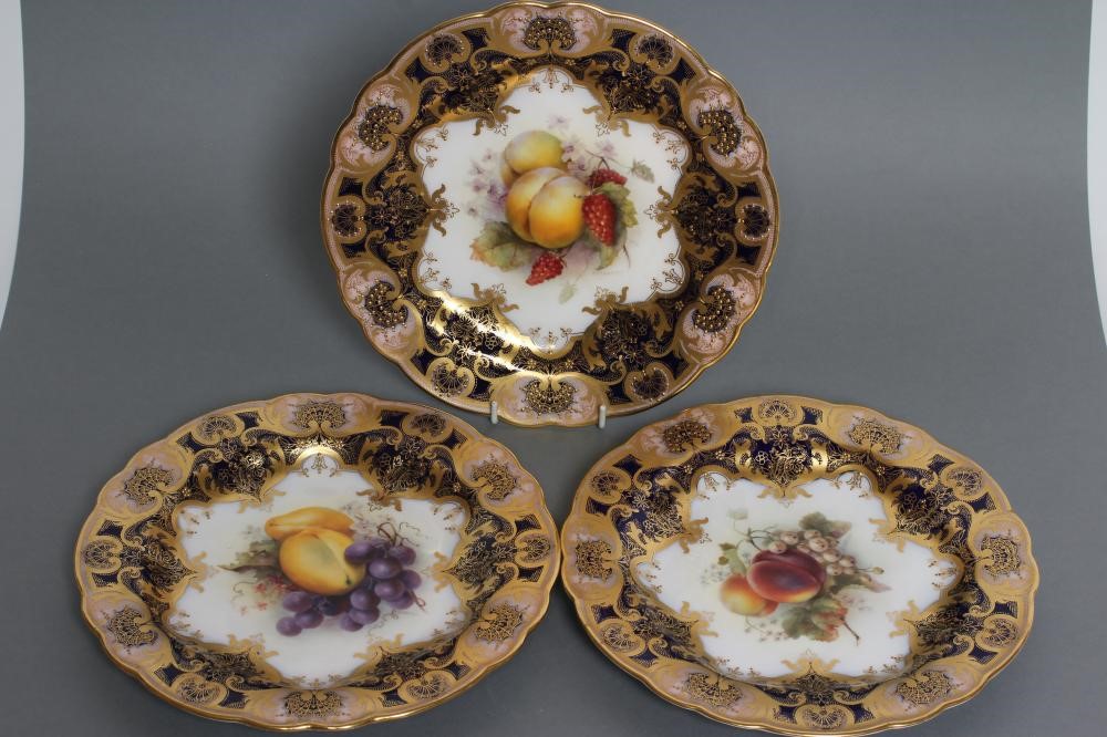 A SET OF THREE ROYAL WORCESTER CHINA CABINET PLATES Image
