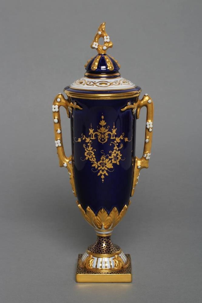 A ROYAL WORCESTER CHINA SMALL URN AND COVER Image