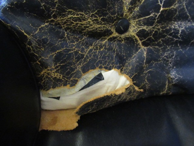 A CHARLES AND RAY EAMES HERMAN MILLER LOUNGE CHAIR AND OTTOMAN Image