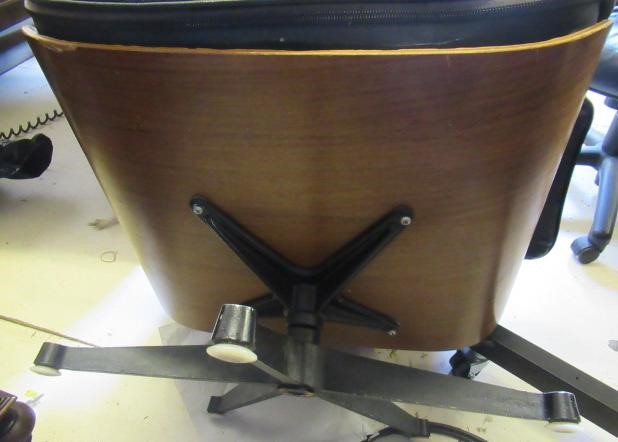 A CHARLES AND RAY EAMES HERMAN MILLER LOUNGE CHAIR AND OTTOMAN Image