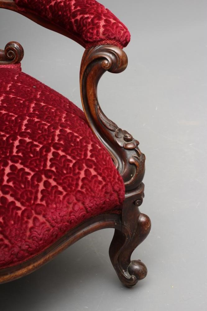 A VICTORIAN WALNUT SHOW FRAME EASY CHAIR of spoonback form button upholstered in crimson cut velvet Image