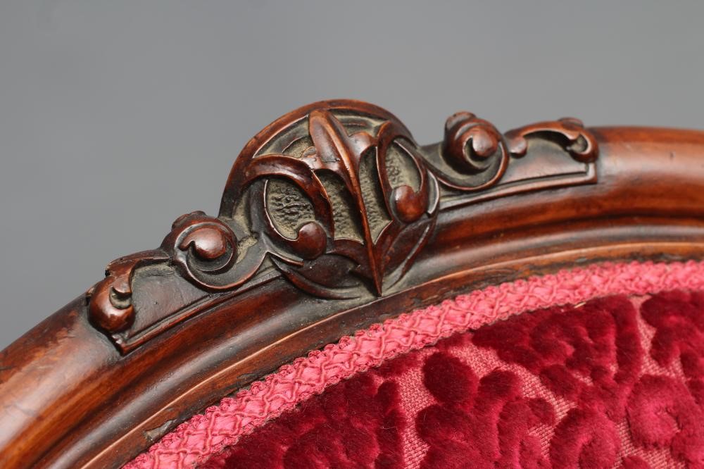 A VICTORIAN WALNUT SHOW FRAME EASY CHAIR of spoonback form button upholstered in crimson cut velvet Image