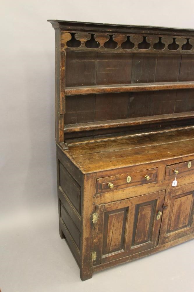 A GEORGIAN OAK DRESSER Image
