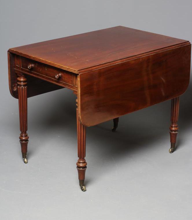 A GEORGIAN MAHOGANY PEMBROKE TABLE Image
