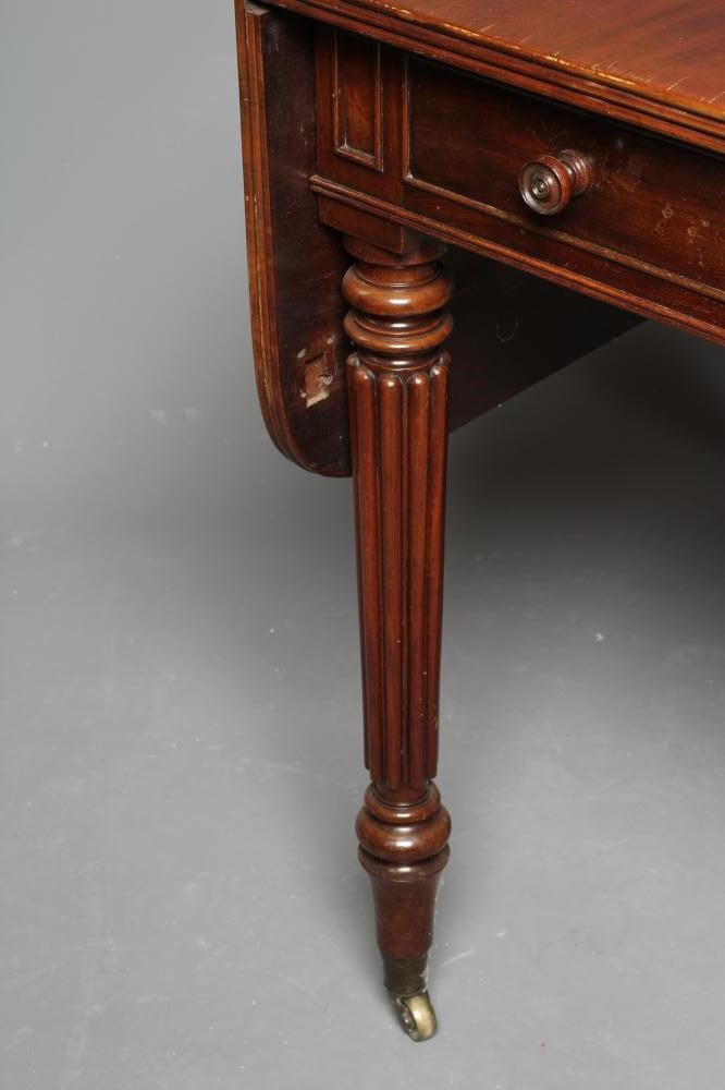 A GEORGIAN MAHOGANY PEMBROKE TABLE Image