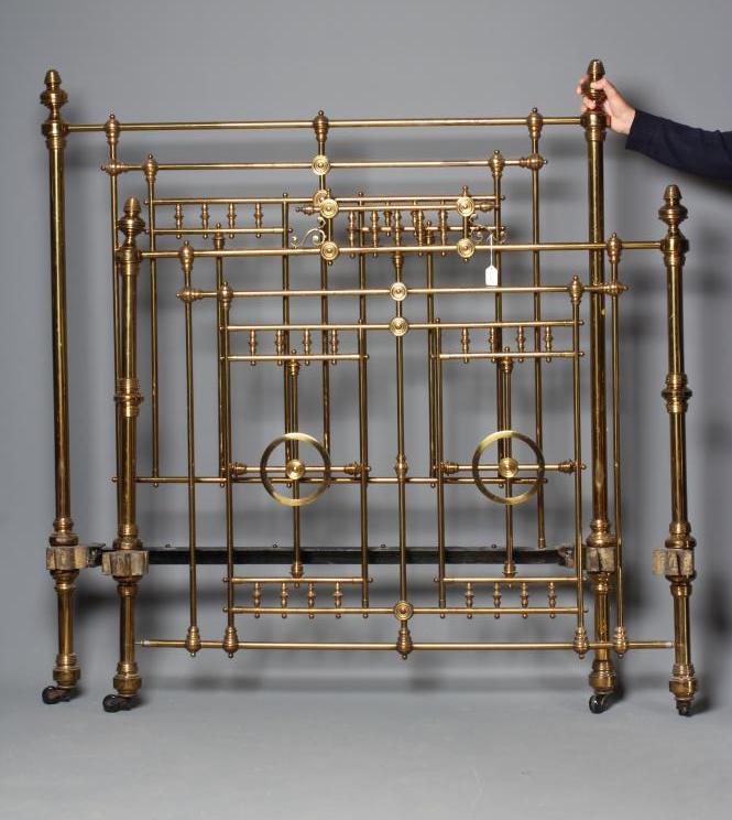 A VICTORIAN TURNED BRASS DOUBLE BEDSTEAD Image