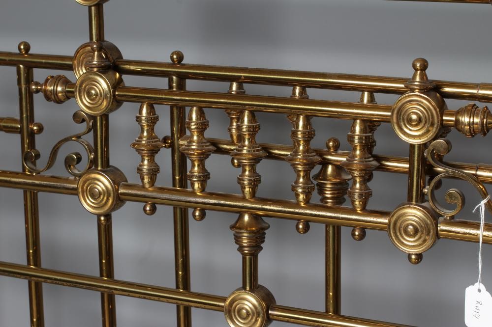 A VICTORIAN TURNED BRASS DOUBLE BEDSTEAD Image