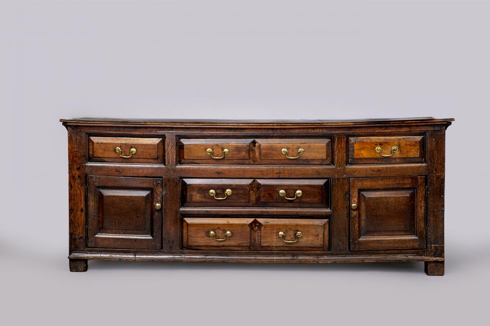 A GEORGIAN OAK DRESSER Image