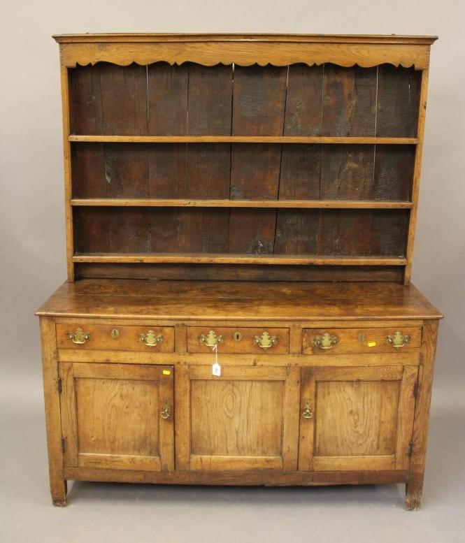 A GEORGIAN OAK DRESSER Image