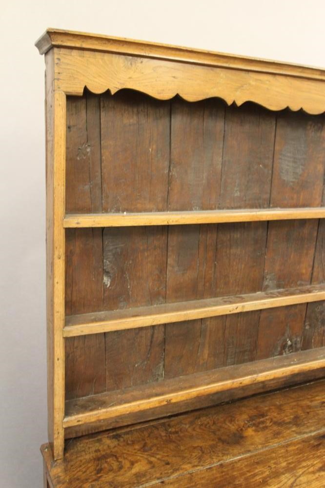 A GEORGIAN OAK DRESSER Image