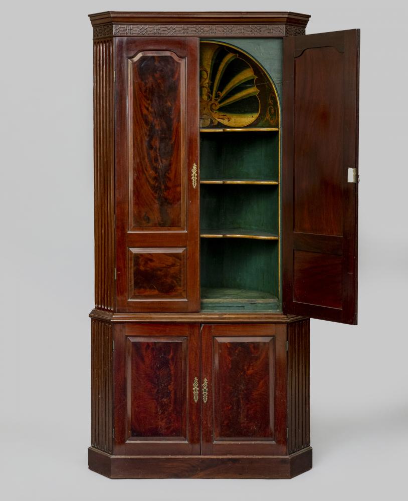 A GEORGIAN MAHOGANY STANDING CORNER CUPBOARD Image