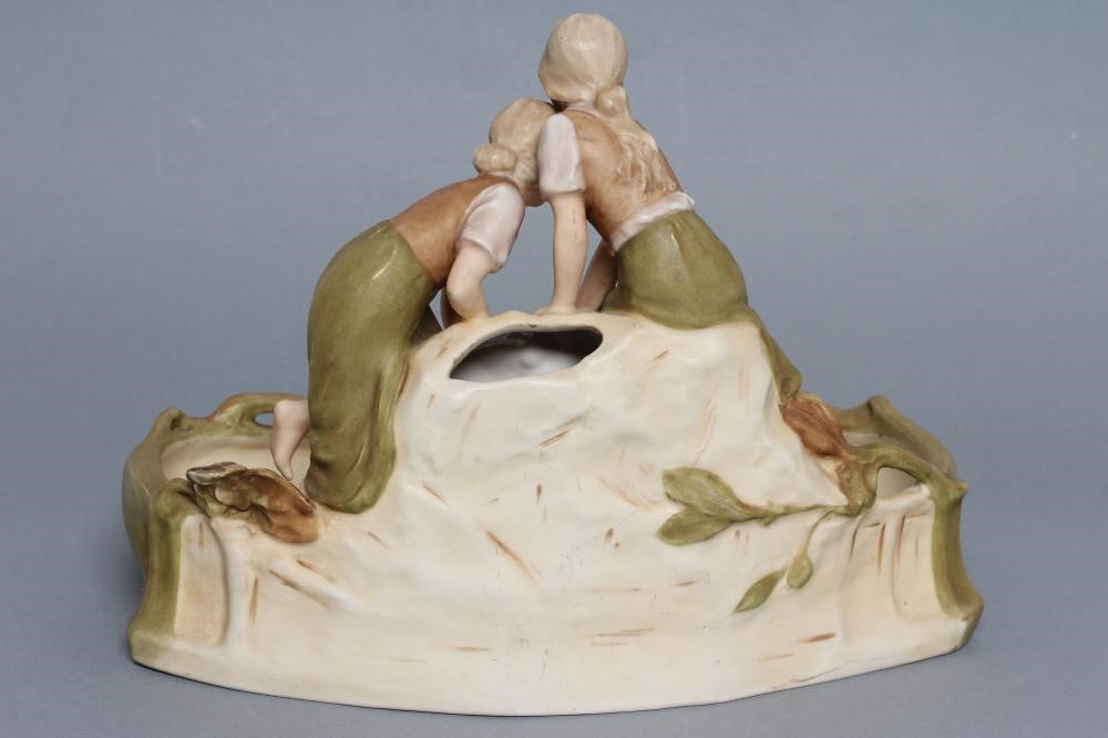 A ROYAL DUX PORCELAIN FIGURAL SIDE DISH/FLOWER HOLDER Image